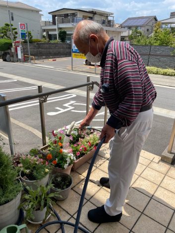 お花にお水をあげましょう